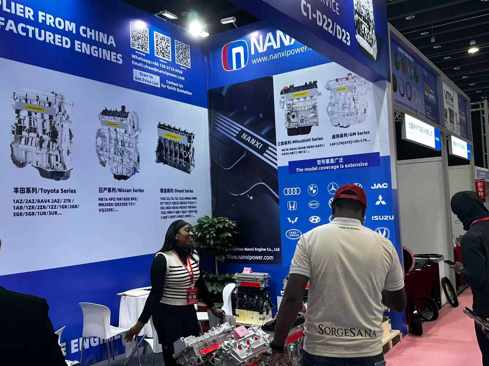 Стенд NANXI POWER на выставке автозапчастей в Иу 2026: посетители у стенда с двигателями и каталогом моделей