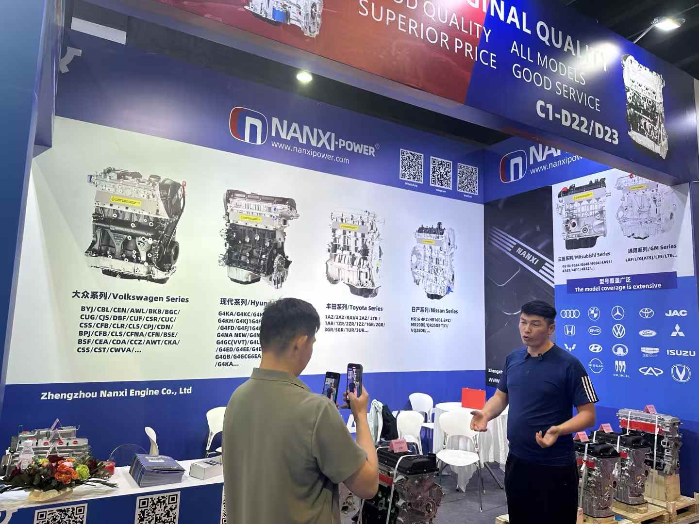 Stand de NANXI POWER en YAMPFAIR 2025 en Yiwu: entrevista frente a un stand con motores y cobertura de modelos